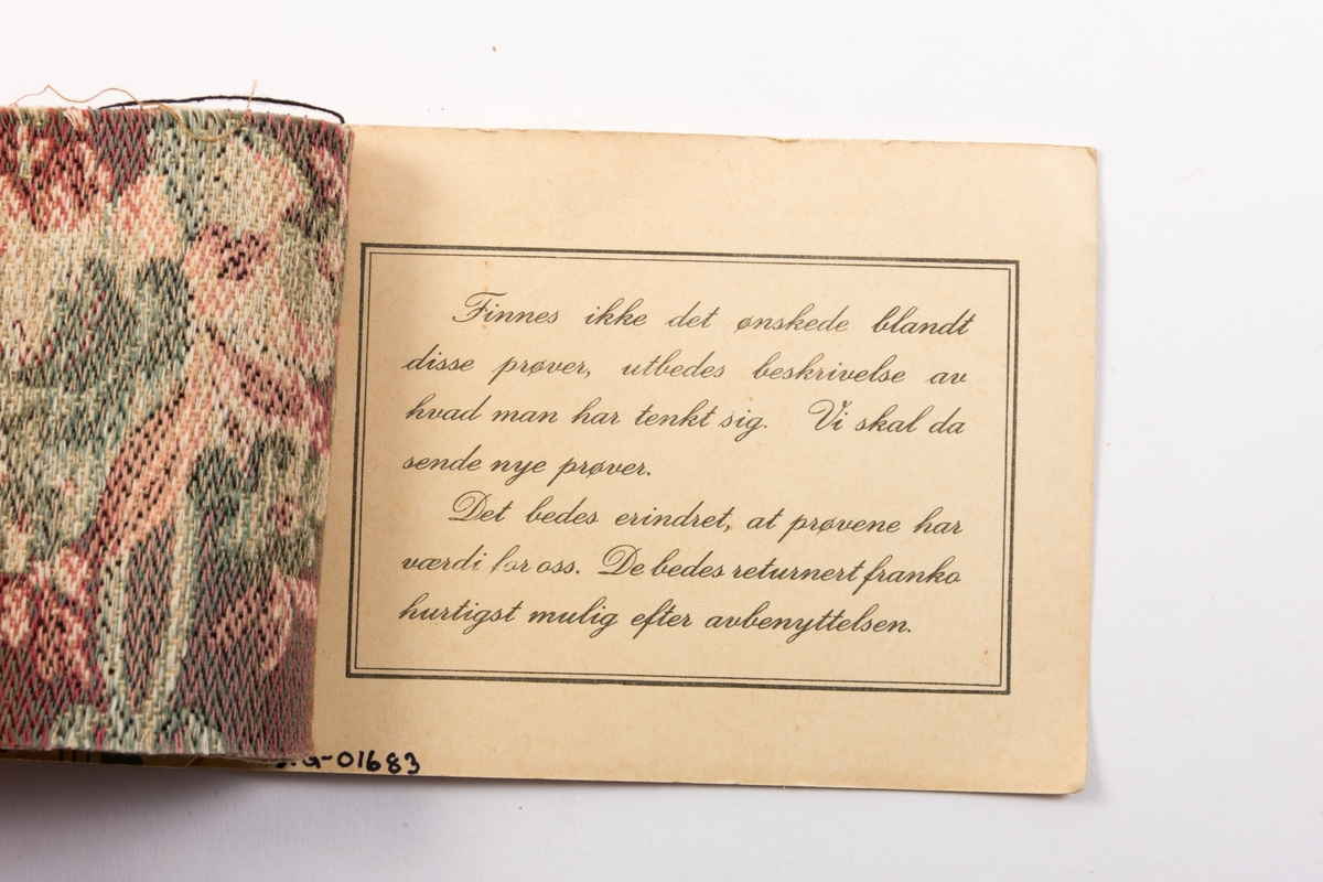 Stoffprøver av tekstil festet til et pappstykke med forhandlers navn, og pris