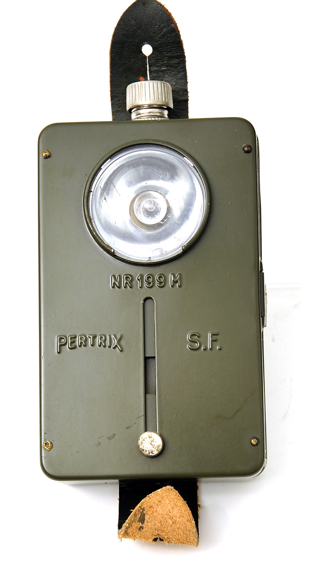 Sigallykt med rundt glass foran og lærreim bak. 
Pæren kan delvis dekkes til av skive som skyves over ved hjelp av knott midt foran på lykten. 
Kan åpnes ved hjelp av klemme. På toppen er det noe som kan skrus på, har sannsynligvis fungert som av og på- bryter. 

Lykten kan kobles strøm på via eksterne batterier. Det er plass til ekstra pære inni, og der er en ekstra pære der. 