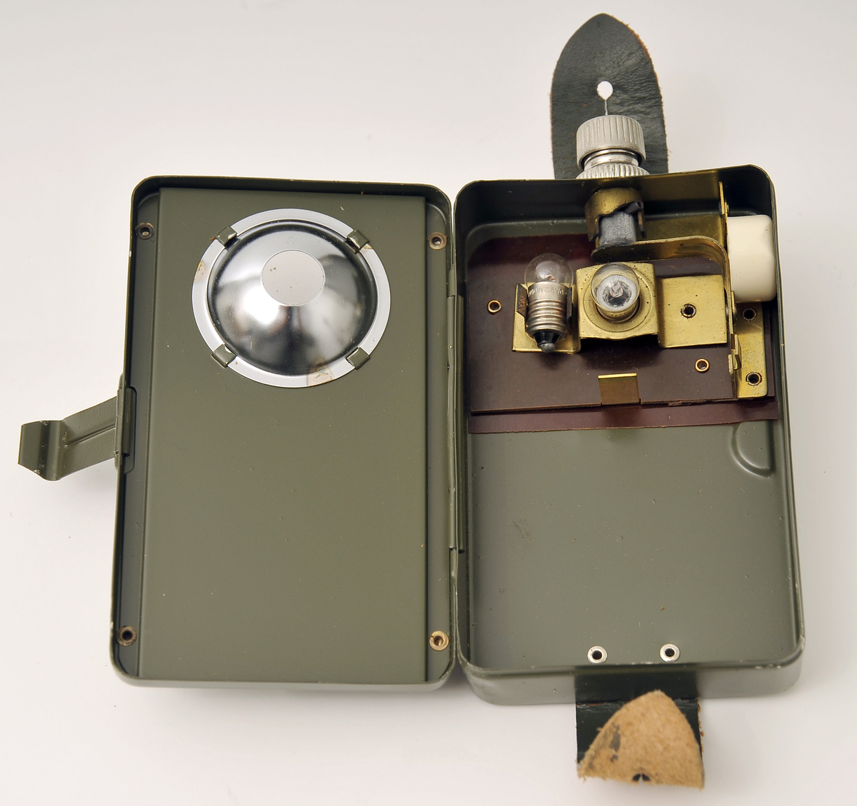 Sigallykt med rundt glass foran og lærreim bak. 
Pæren kan delvis dekkes til av skive som skyves over ved hjelp av knott midt foran på lykten. 
Kan åpnes ved hjelp av klemme. På toppen er det noe som kan skrus på, har sannsynligvis fungert som av og på- bryter. 

Lykten kan kobles strøm på via eksterne batterier. Det er plass til ekstra pære inni, og der er en ekstra pære der. 