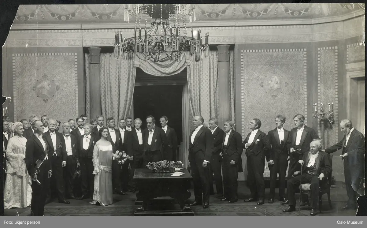 Nationaltheatret, forestilling, scenebilde, "Paul Lange og Tora Parsberg" av Bjørnstjerne Bjørnson, kvinner, menn, skuespillere