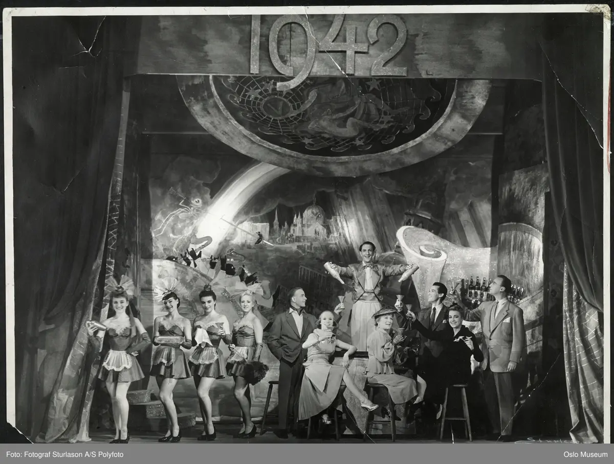 Edderkoppen Teater, scene, forestilling, jubileumsrevy "Saker og ting", skuespillere, dansere, scenografi