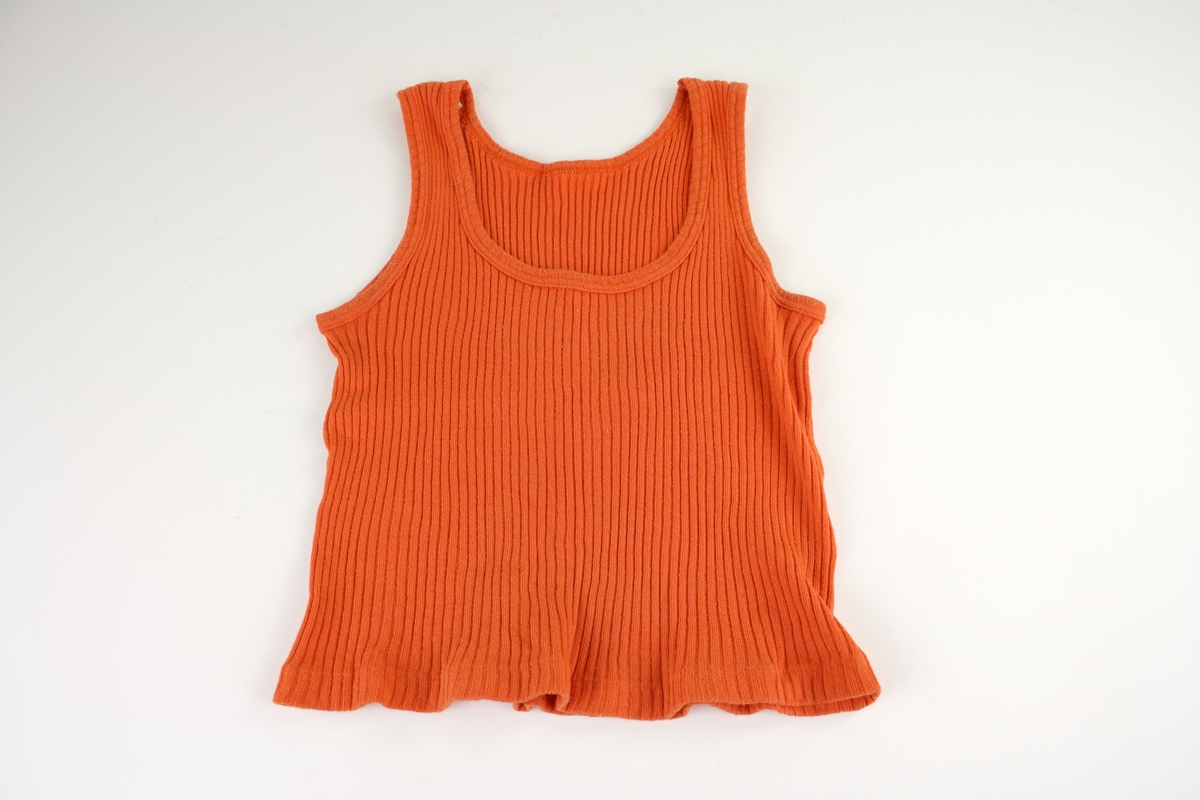 Orange barnlinne i ribbstickad bomull. 
Tillverkad av Fix i storlek 140.