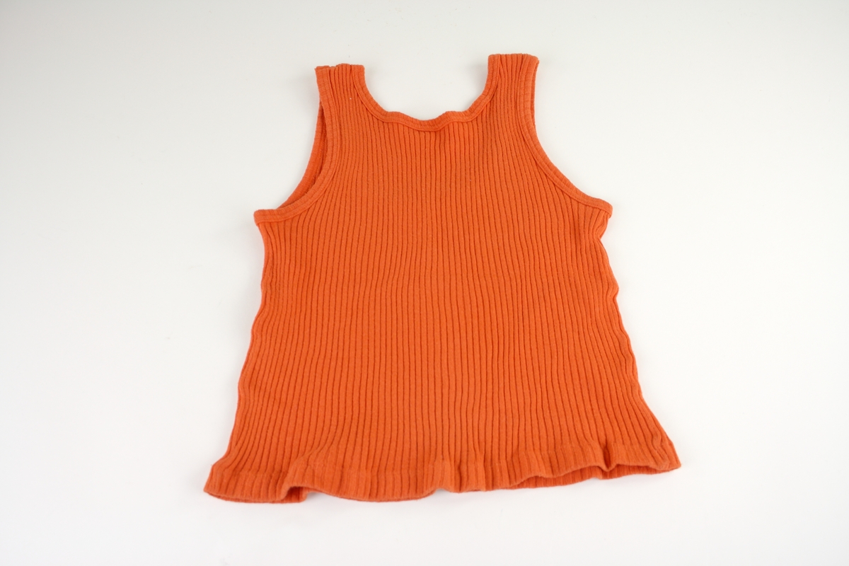 Orange barnlinne i ribbstickad bomull. 
Tillverkad av Fix i storlek 140.
