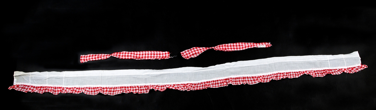 Gardiner, kjøkkengardiner, kappegardiner. antatt nylonblandet bomull, tynt stoff, strukturruter.  8 deler
A:  1overkappe
B:   2 gardinlengder, hvit med rød og hvit rutet kantkappe, , hvit med rød og hvit rutet kantkappe,
C:   2 hvite gardinbånd, 
D:  2 rød og hvit rutet gardinbånd