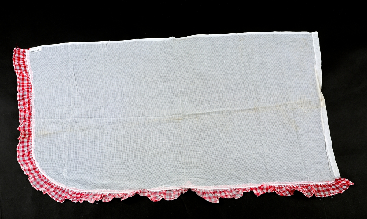 Gardiner, kjøkkengardiner, kappegardiner. antatt nylonblandet bomull, tynt stoff, strukturruter.  8 deler
A:  1overkappe
B:   2 gardinlengder, hvit med rød og hvit rutet kantkappe, , hvit med rød og hvit rutet kantkappe,
C:   2 hvite gardinbånd, 
D:  2 rød og hvit rutet gardinbånd