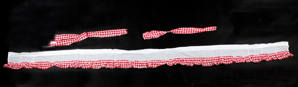 Gardiner, kjøkkengardiner, kappegardiner. antatt nylonblandet bomull, tynt stoff, strukturruter.  8 deler
A:  1overkappe
B:   2 gardinlengder, hvit med rød og hvit rutet kantkappe, , hvit med rød og hvit rutet kantkappe,
C:   2 hvite gardinbånd, 
D:  2 rød og hvit rutet gardinbånd