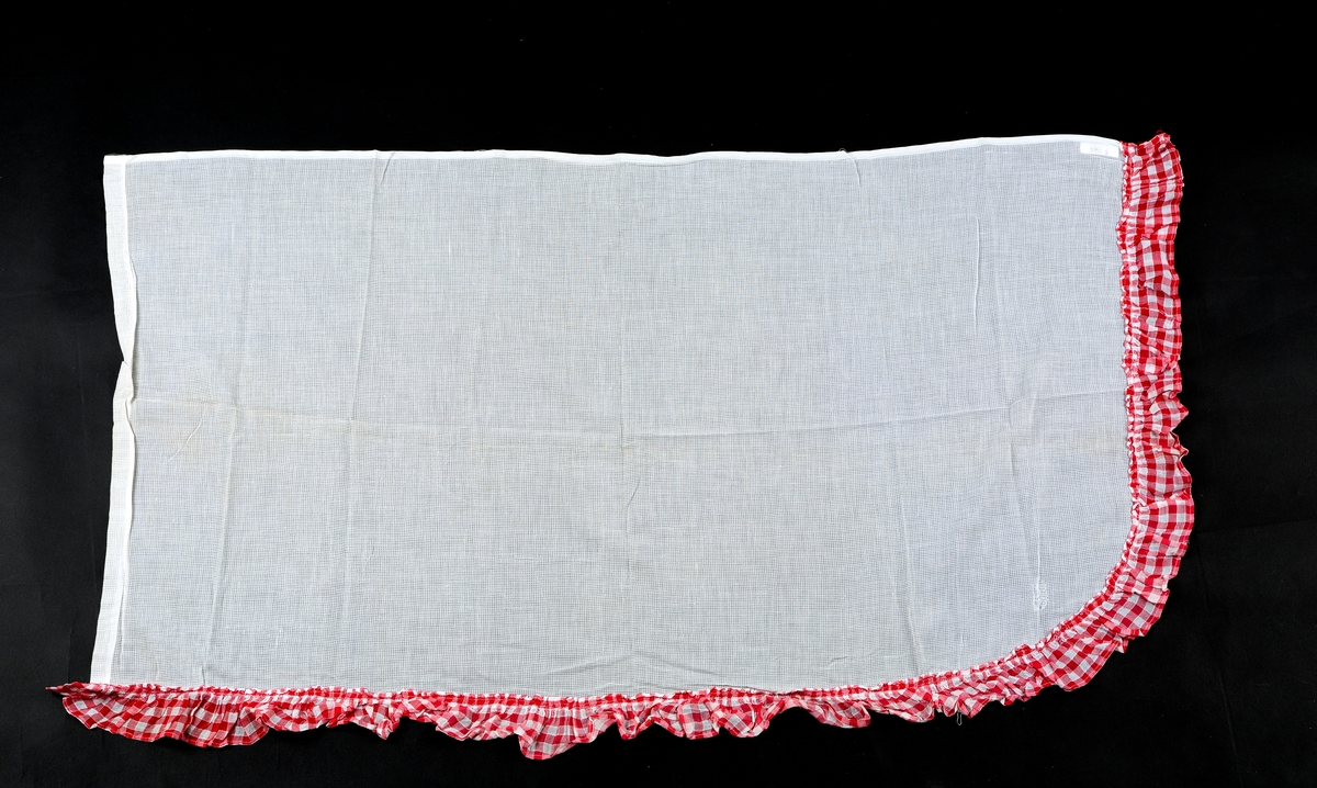 Gardiner, kjøkkengardiner, kappegardiner. antatt nylonblandet bomull, tynt stoff, strukturruter.  8 deler
A:  1overkappe
B:   2 gardinlengder, hvit med rød og hvit rutet kantkappe, , hvit med rød og hvit rutet kantkappe,
C:   2 hvite gardinbånd, 
D:  2 rød og hvit rutet gardinbånd