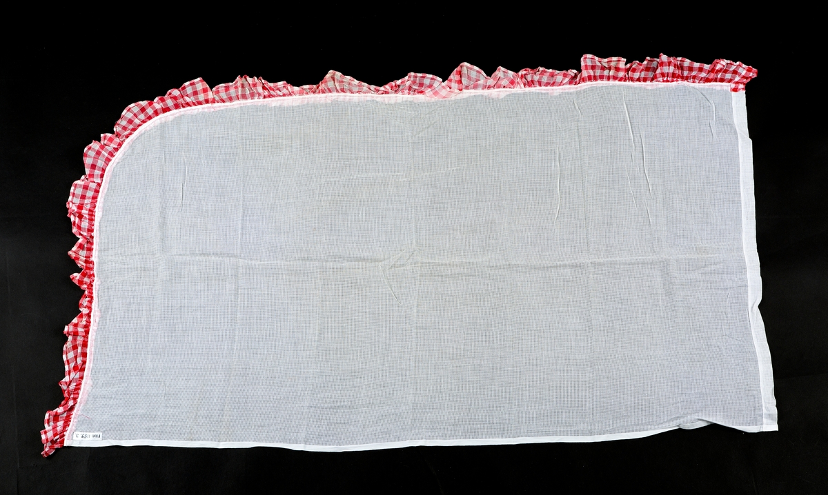 Gardiner, kjøkkengardiner, kappegardiner. antatt nylonblandet bomull, tynt stoff, strukturruter.  8 deler
A:  1overkappe
B:   2 gardinlengder, hvit med rød og hvit rutet kantkappe, , hvit med rød og hvit rutet kantkappe,
C:   2 hvite gardinbånd, 
D:  2 rød og hvit rutet gardinbånd