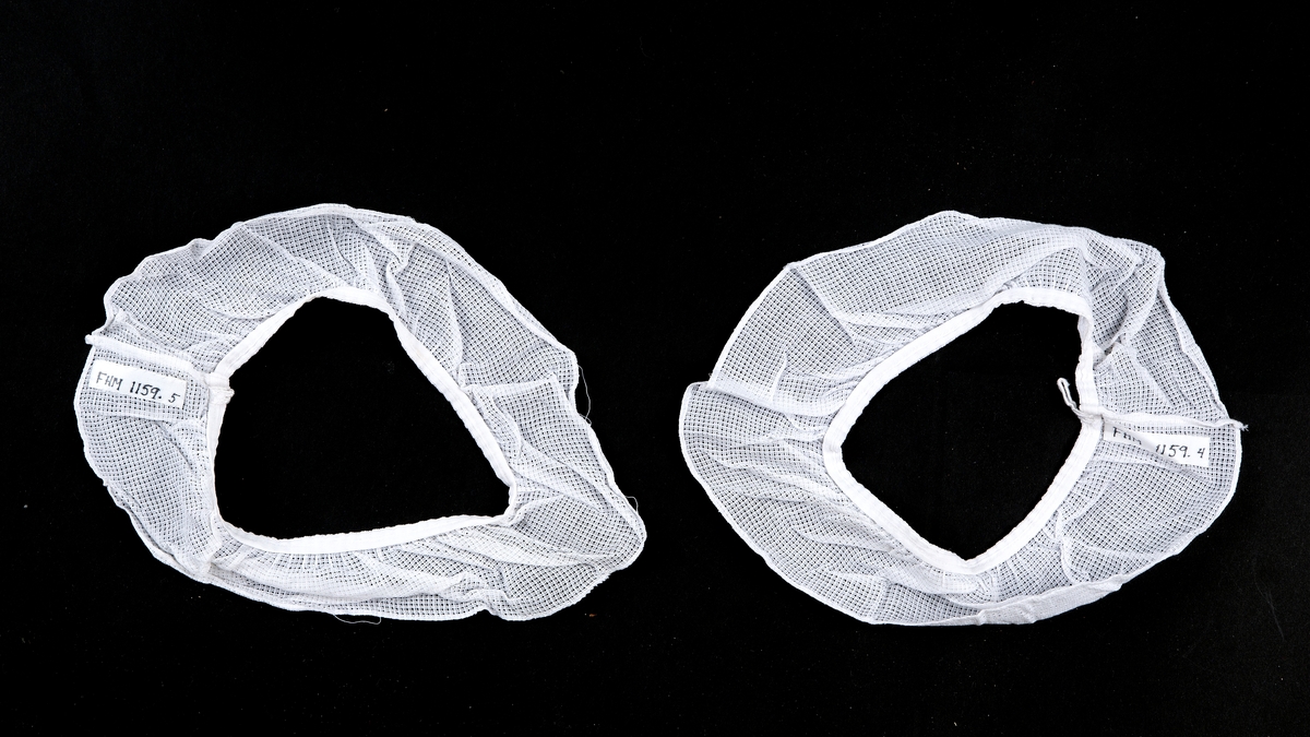 Gardiner, kjøkkengardiner, kappegardiner. antatt nylonblandet bomull, tynt stoff, strukturruter.  8 deler
A:  1overkappe
B:   2 gardinlengder, hvit med rød og hvit rutet kantkappe, , hvit med rød og hvit rutet kantkappe,
C:   2 hvite gardinbånd, 
D:  2 rød og hvit rutet gardinbånd