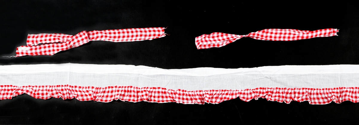 Gardiner, kjøkkengardiner, kappegardiner. antatt nylonblandet bomull, tynt stoff, strukturruter.  8 deler
A:  1overkappe
B:   2 gardinlengder, hvit med rød og hvit rutet kantkappe, , hvit med rød og hvit rutet kantkappe,
C:   2 hvite gardinbånd, 
D:  2 rød og hvit rutet gardinbånd