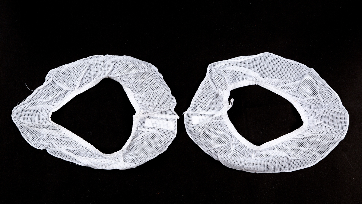 Gardiner, kjøkkengardiner, kappegardiner. antatt nylonblandet bomull, tynt stoff, strukturruter.  8 deler
A:  1overkappe
B:   2 gardinlengder, hvit med rød og hvit rutet kantkappe, , hvit med rød og hvit rutet kantkappe,
C:   2 hvite gardinbånd, 
D:  2 rød og hvit rutet gardinbånd