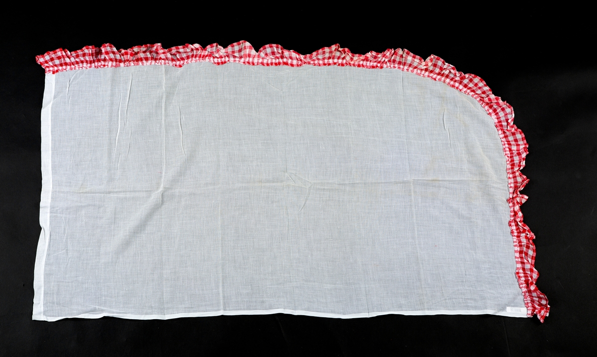 Gardiner, kjøkkengardiner, kappegardiner. antatt nylonblandet bomull, tynt stoff, strukturruter.  8 deler
A:  1overkappe
B:   2 gardinlengder, hvit med rød og hvit rutet kantkappe, , hvit med rød og hvit rutet kantkappe,
C:   2 hvite gardinbånd, 
D:  2 rød og hvit rutet gardinbånd