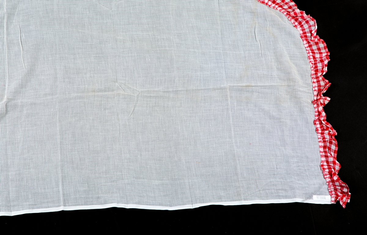 Gardiner, kjøkkengardiner, kappegardiner. antatt nylonblandet bomull, tynt stoff, strukturruter.  8 deler
A:  1overkappe
B:   2 gardinlengder, hvit med rød og hvit rutet kantkappe, , hvit med rød og hvit rutet kantkappe,
C:   2 hvite gardinbånd, 
D:  2 rød og hvit rutet gardinbånd