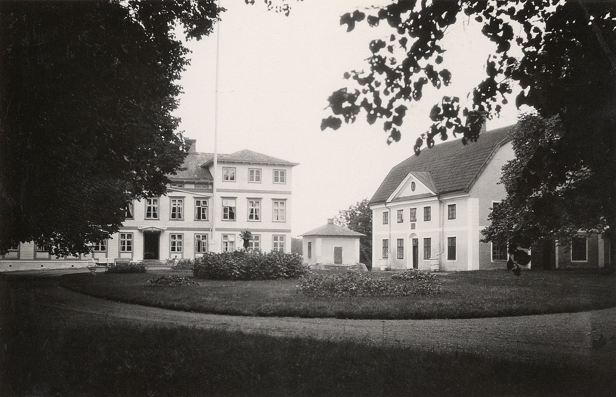 Herrgårdsbyggnad med flygel. 
Leckö gård, Kalmar län (?).