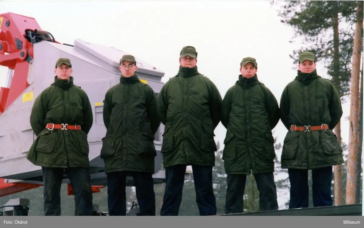 Gruppbild, på KB 6

Soldater klädda med vintrock. okända.