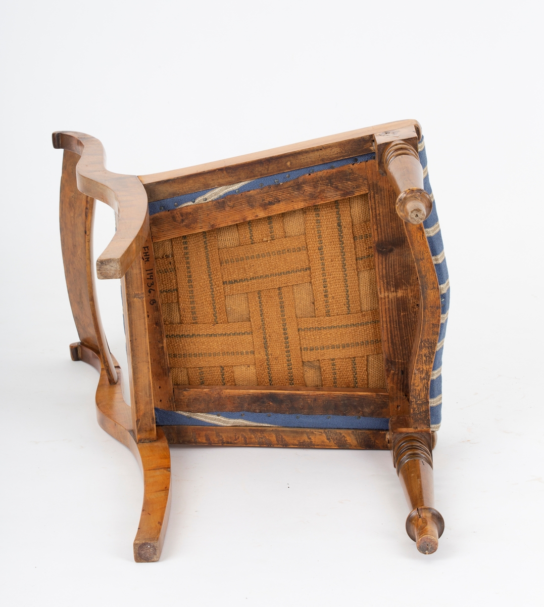 Stol, Biedermeier. Stoppet løst sete, gråblått ullstoff med grå og hvite smale striper. Dreide forben. Svai i rygg og bakben. 2 ryggspiler.
Kaffeflekker på stoltrekkene