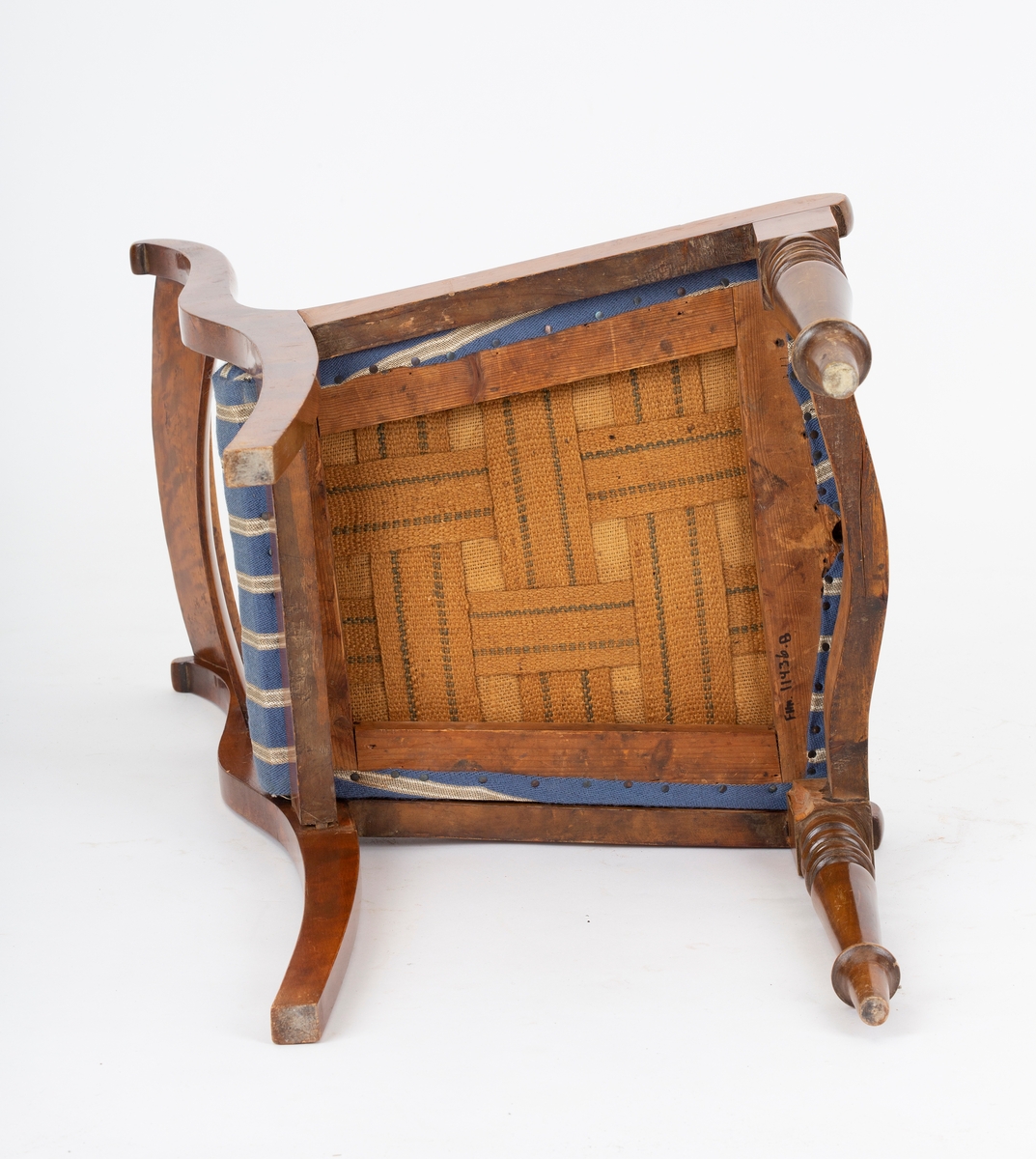 Stol, Biedermeier. Stoppet løst sete, gråblått ullstoff med grå og hvite smale striper. Dreide forben. Svai i rygg og bakben. 2 ryggspiler.
Kaffeflekker på stoltrekkene