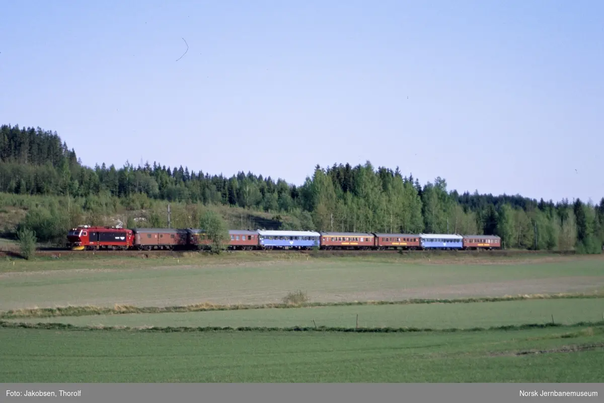 Ekspresstog til Oslo S, tog 384, med elektrisk lokomotiv El 16 ved ca. km 29,5 like syd for Holstad stasjon på Østfoldbanen