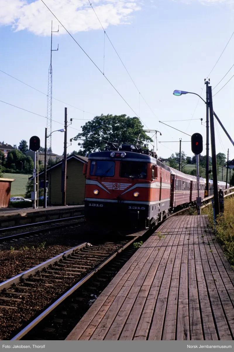 Hurtigtog til Oslo S, tog 462, med svensk elektrisk lokomotiv Rc6 1315 i spor 2 på Holstad stasjon