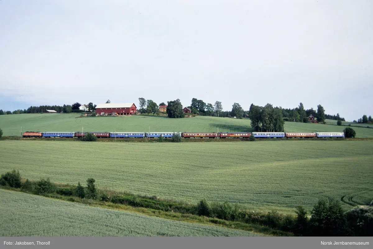 Ekspresstog fra Købehanvn til Oslo S, tog 384, med svensk elektrisk lokomotiv Rc6 like syd for Holstad stasjon på Østfoldbanen