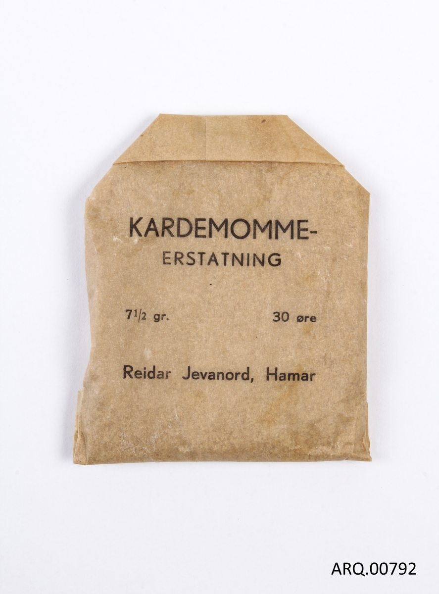 Uåpnet krydderpose med kardemommeerstatning.