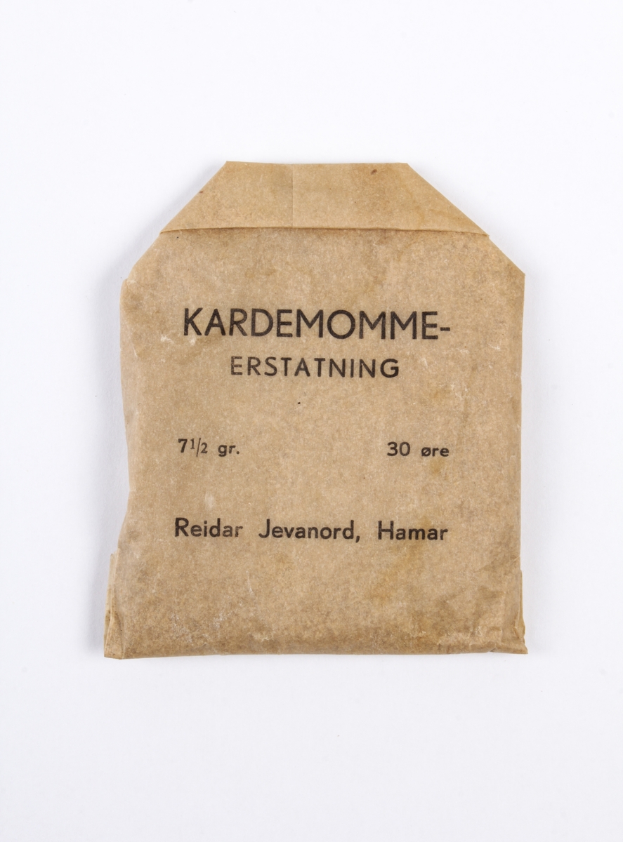 Uåpnet krydderpose med kardemommeerstatning.