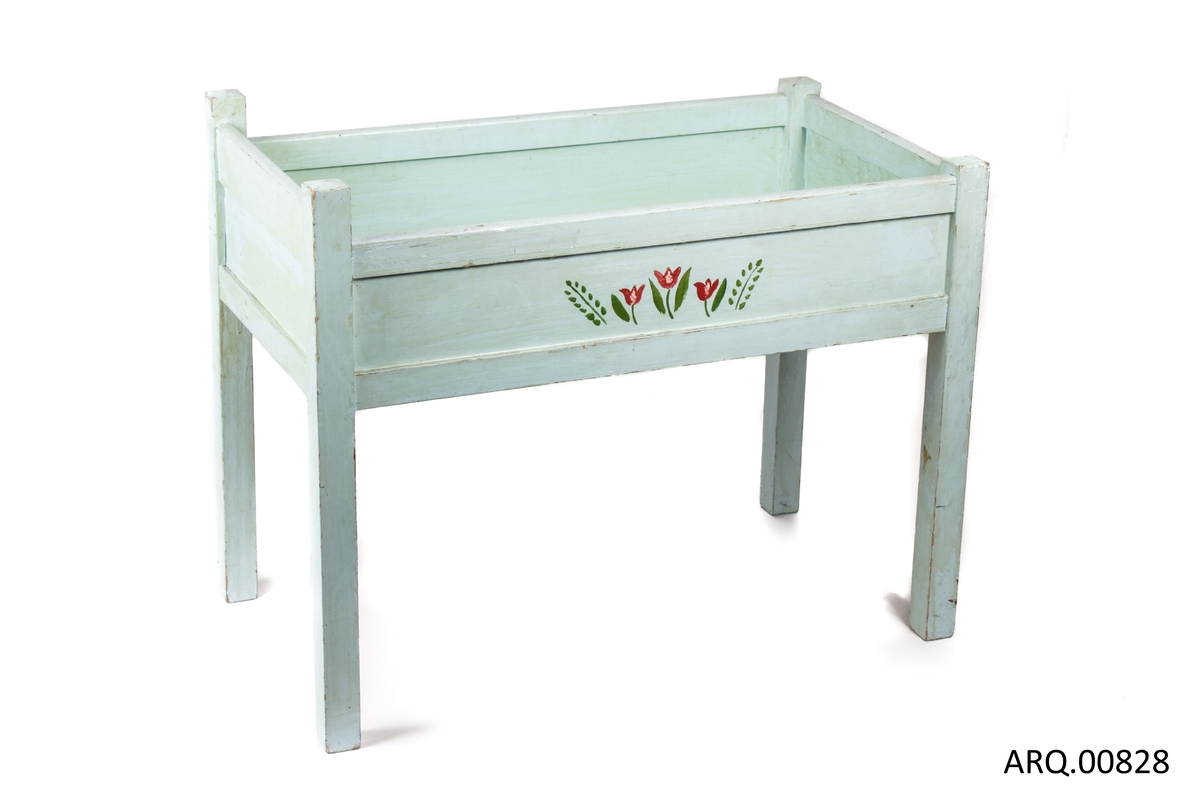 Dukkeseng med påmalt blomsterdekor.
