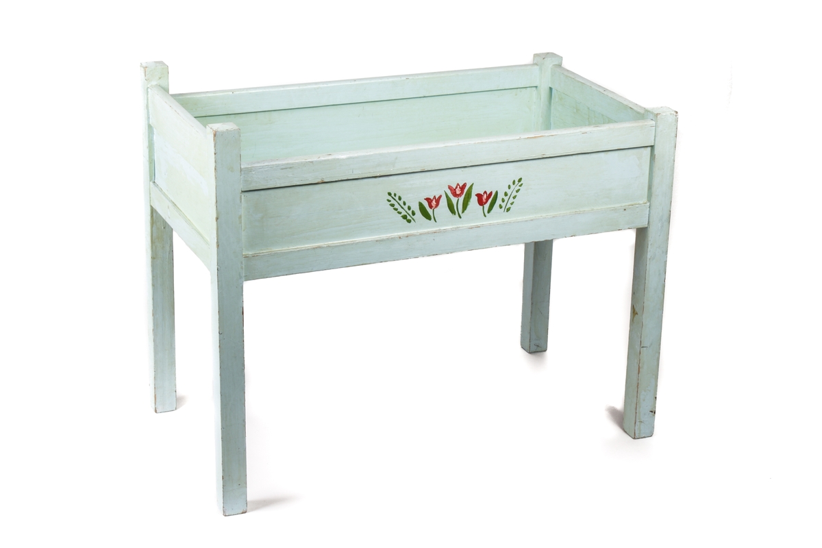 Dukkeseng med påmalt blomsterdekor.