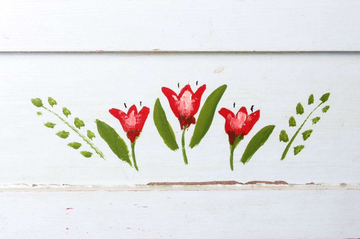 Dukkeseng med påmalt blomsterdekor.