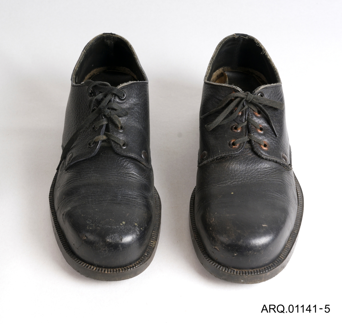 Lave skinnsko med snøring. Vernetupp er lagt inn.