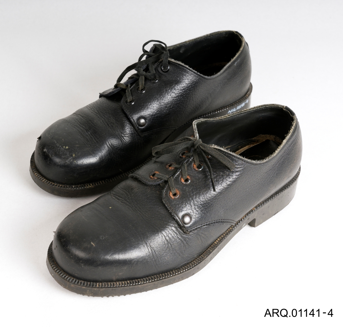 Lave skinnsko med snøring. Vernetupp er lagt inn.