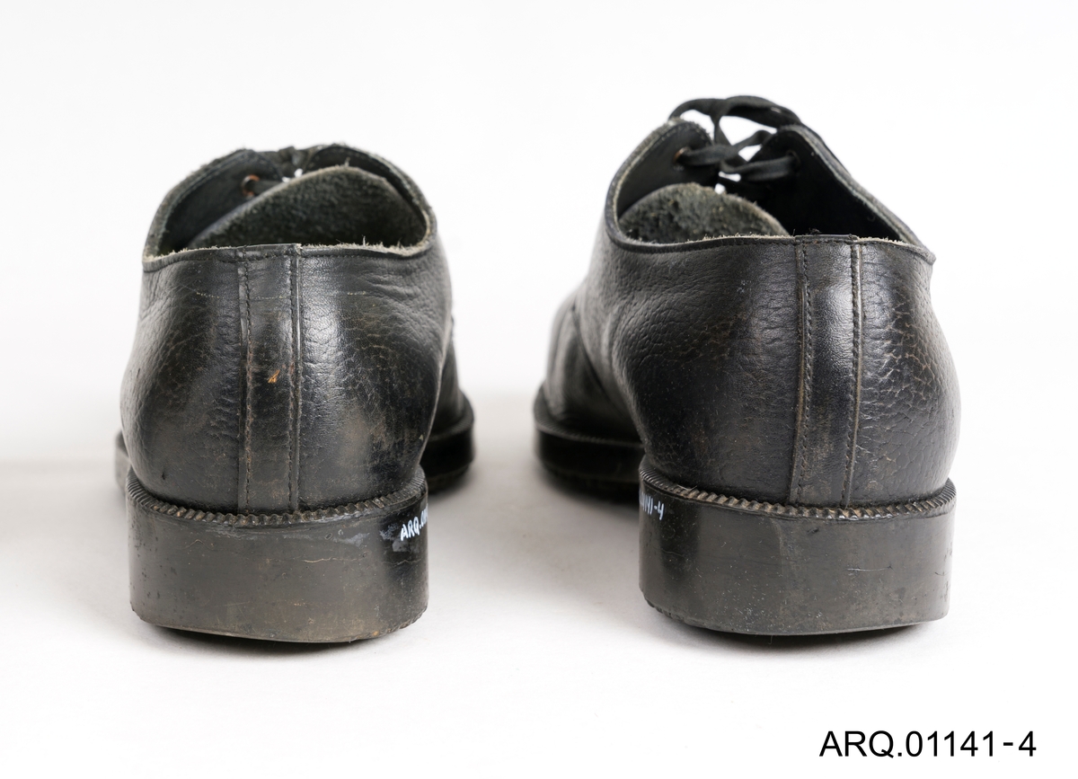 Lave skinnsko med snøring. Vernetupp er lagt inn.