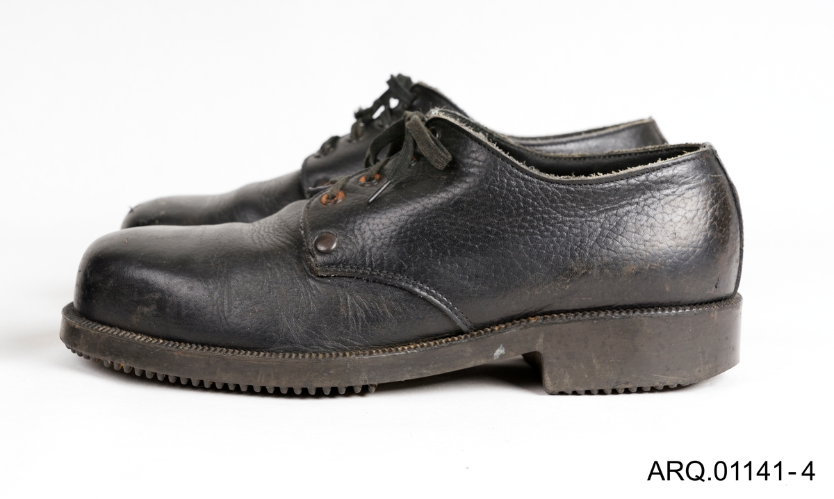 Lave skinnsko med snøring. Vernetupp er lagt inn.