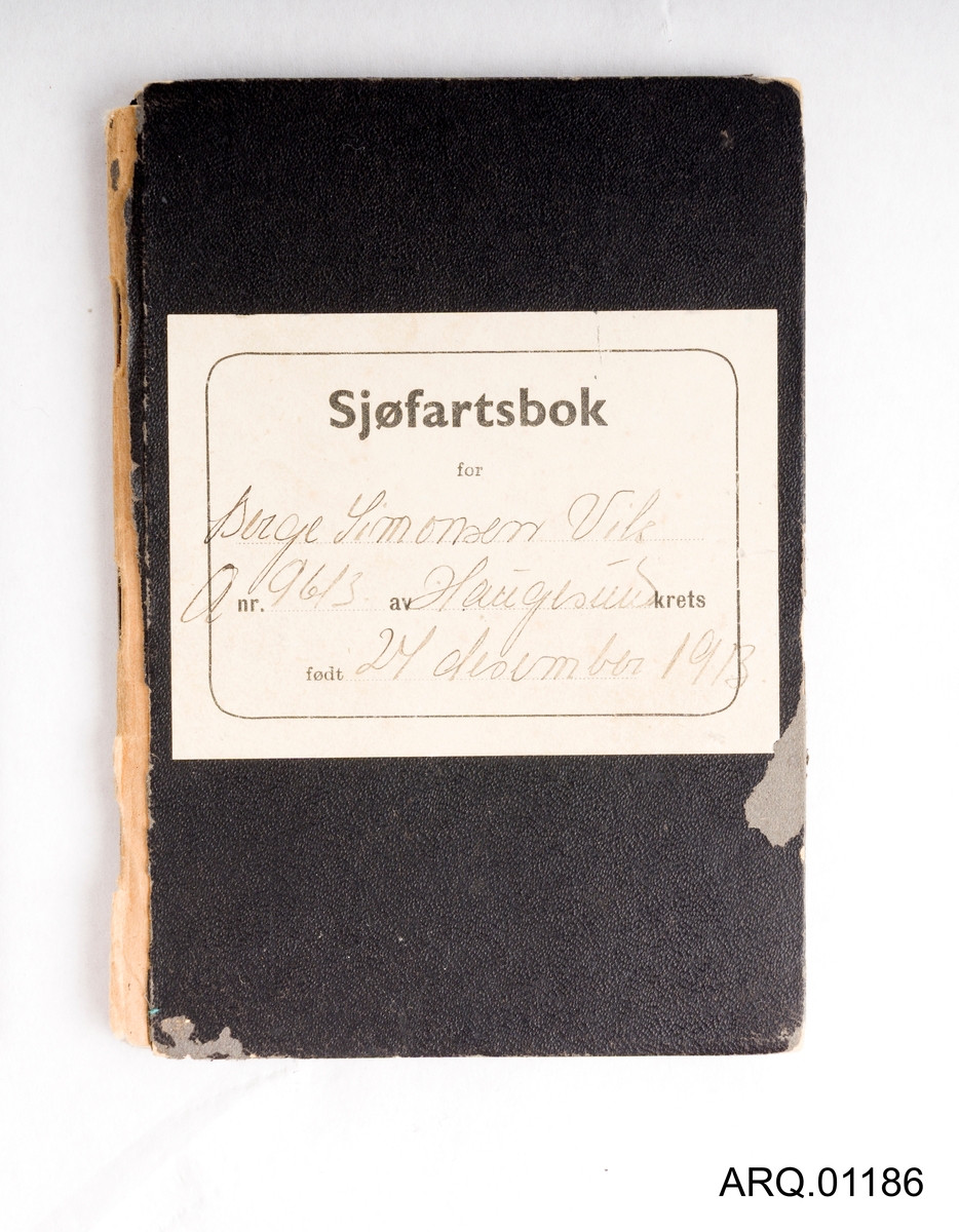 Sjøfartsbok for Berge Simonsen Vik. Stemplet første gang ved Sjømanskontoret i Bergen av Mønstringsvesenet. Lister med all avmønstring og påmønstring ved ulike fartøy i perioden 1949-1967. Det er også satt opp den marine deltakelsen under 2. verdenskrig, med stempel fra mønstringsvesenet. Det står 18.06.1942-22.10.1945. Er også en liste over stønader som er utbetalt i forbindelse med sjøfarten. Ellers er det også trykket generell informasjon til eier.