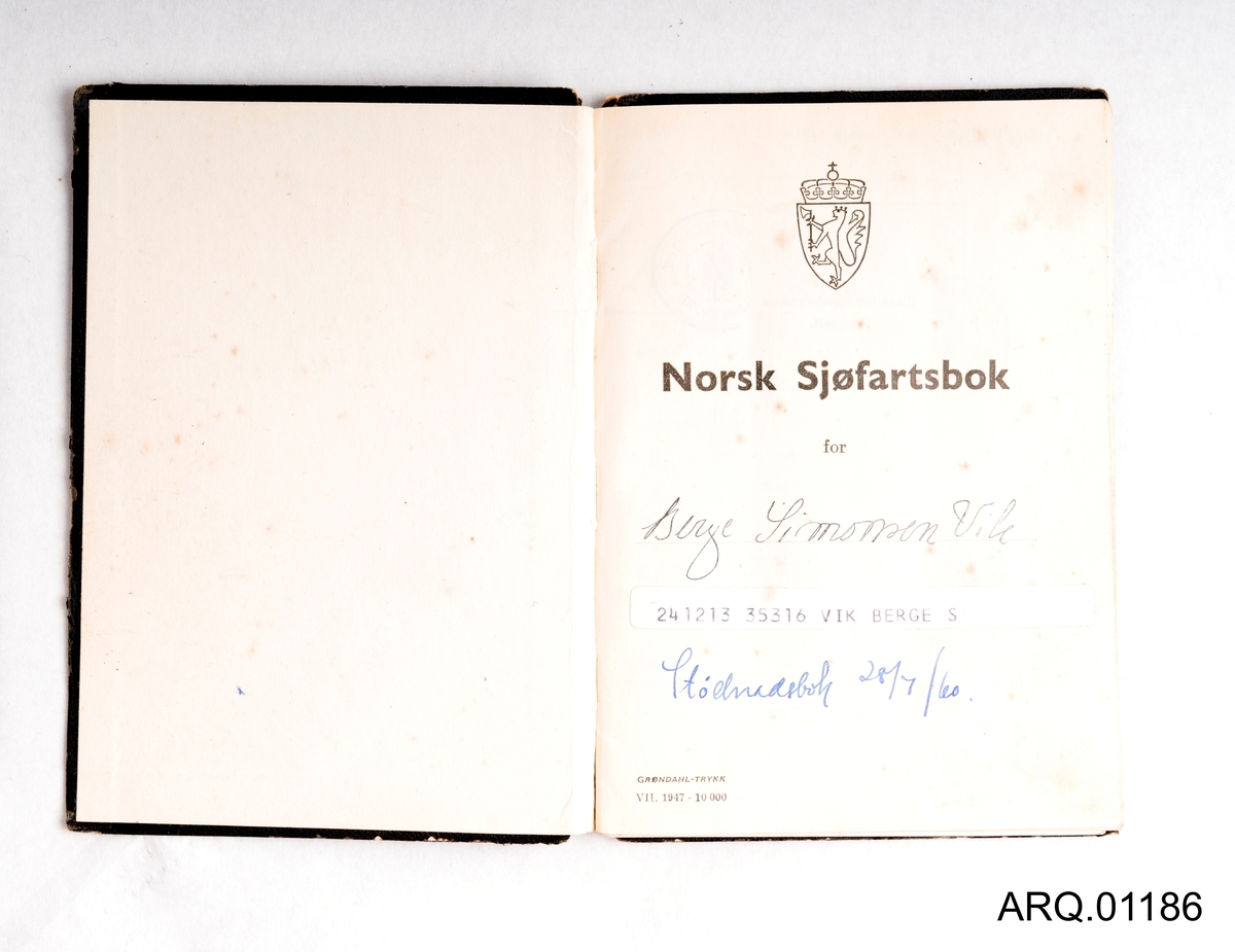Sjøfartsbok for Berge Simonsen Vik. Stemplet første gang ved Sjømanskontoret i Bergen av Mønstringsvesenet. Lister med all avmønstring og påmønstring ved ulike fartøy i perioden 1949-1967. Det er også satt opp den marine deltakelsen under 2. verdenskrig, med stempel fra mønstringsvesenet. Det står 18.06.1942-22.10.1945. Er også en liste over stønader som er utbetalt i forbindelse med sjøfarten. Ellers er det også trykket generell informasjon til eier.