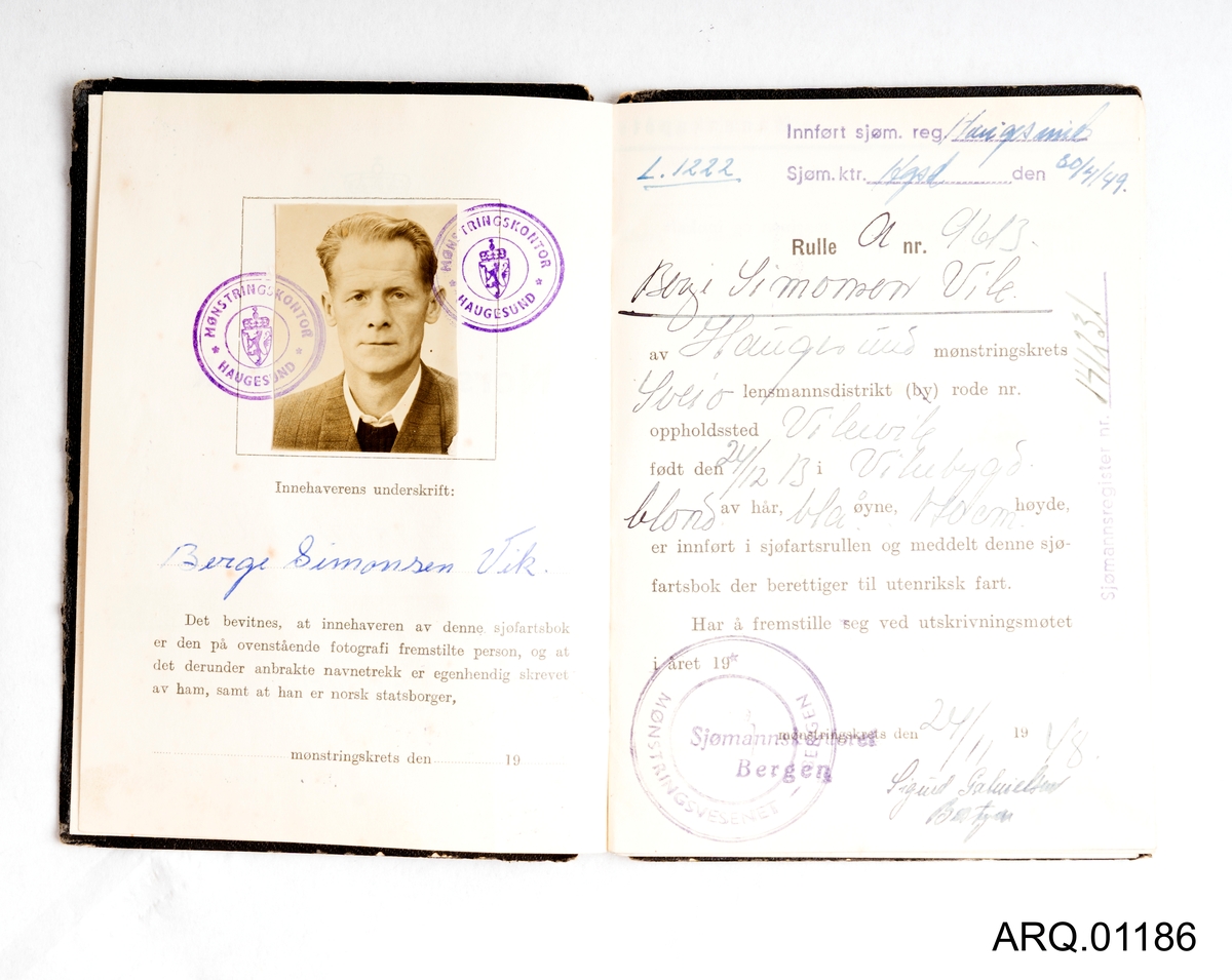 Sjøfartsbok for Berge Simonsen Vik. Stemplet første gang ved Sjømanskontoret i Bergen av Mønstringsvesenet. Lister med all avmønstring og påmønstring ved ulike fartøy i perioden 1949-1967. Det er også satt opp den marine deltakelsen under 2. verdenskrig, med stempel fra mønstringsvesenet. Det står 18.06.1942-22.10.1945. Er også en liste over stønader som er utbetalt i forbindelse med sjøfarten. Ellers er det også trykket generell informasjon til eier.