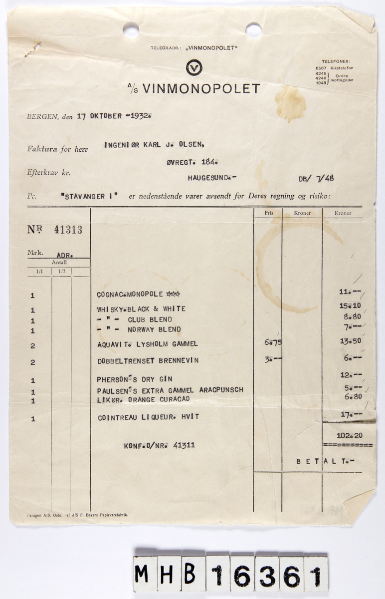 Kvittering for kjøp av alkohol på vinmonopolet i Bergen 17 okt. 1932. Kvitteringen viser kjøp av følgende varer:" Cognac monopole, Whisky black & white, Whisky club blend, Whisky Norway blend, Aquavit T. Lysholm gammel, Dobbelrenset brennevin, Phersons dry gin, Paulsens extra gammel aracpunsch, Likør orange curacao, Cointreau Liqueur hvit." total kostnad på 102.20 kr.