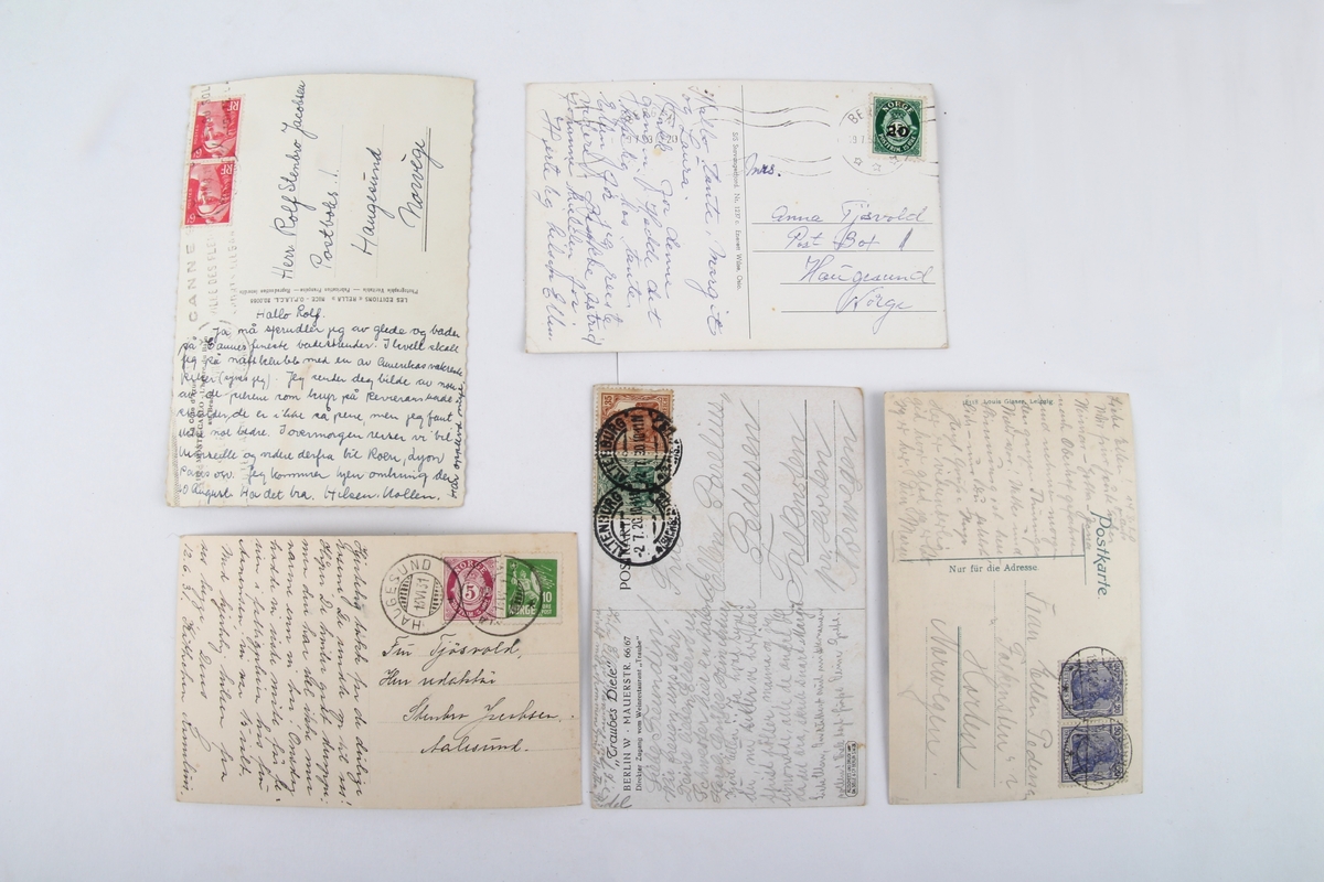 En samling postkort fra inn- og utland. Poststemplene strekker seg over en periode fra 1907 til 1973