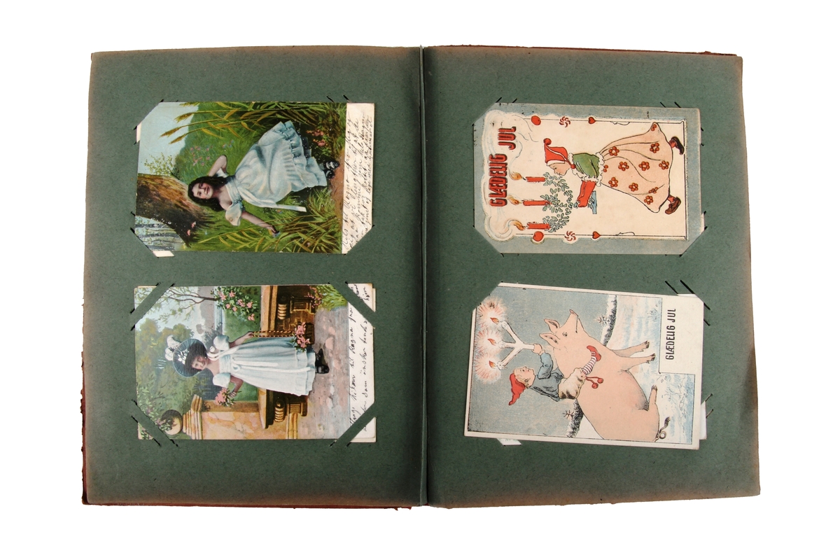 Album som inneholder kort med by- og landskapsmotiv, samt julekort