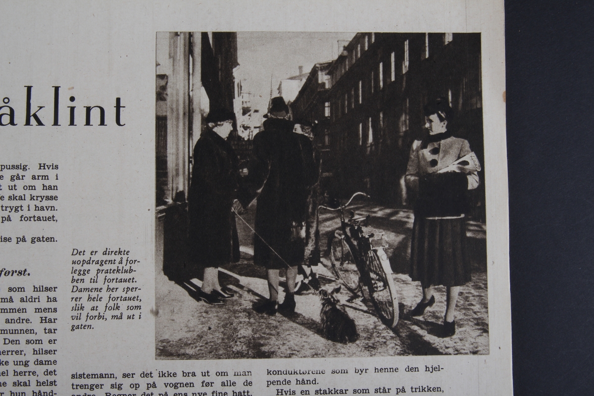 Magasin med rektangulær form som inneholder diverse artikler, tegneserier og reklame.