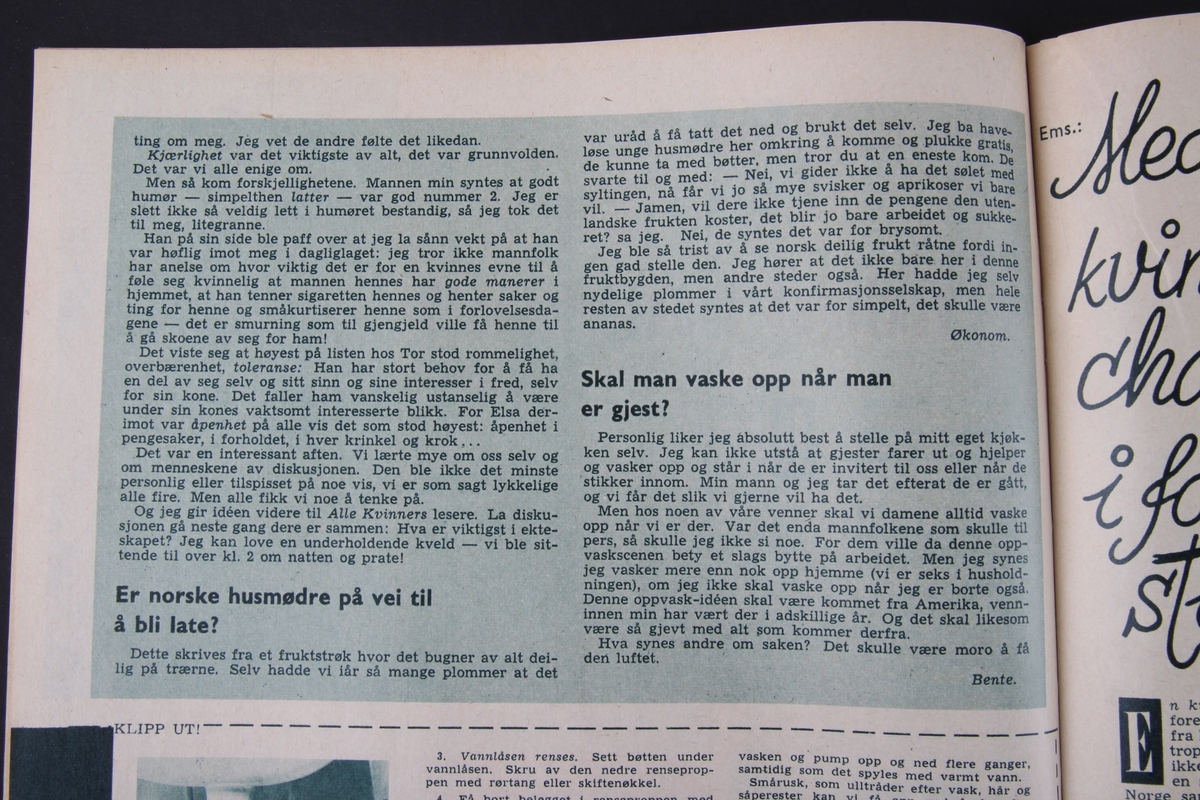 Magasin med rektangulær form som inneholder diverse artikler, tegneserier og reklame.