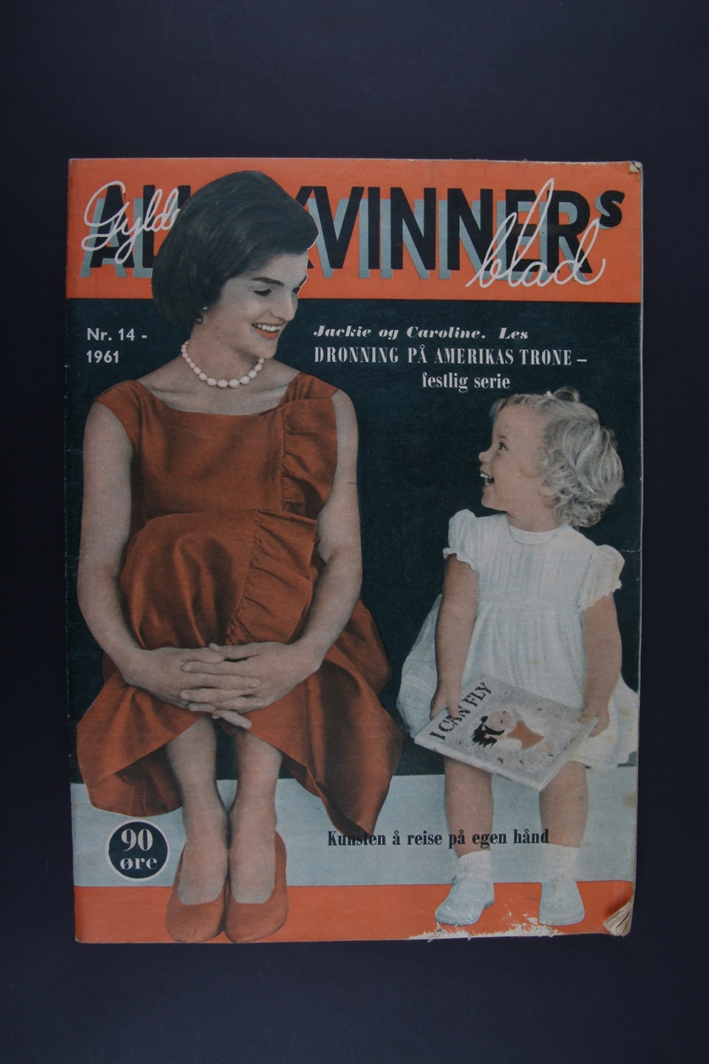 Magasin med rektangulær form som inneholder diverse artikler, tegneserier og reklame.