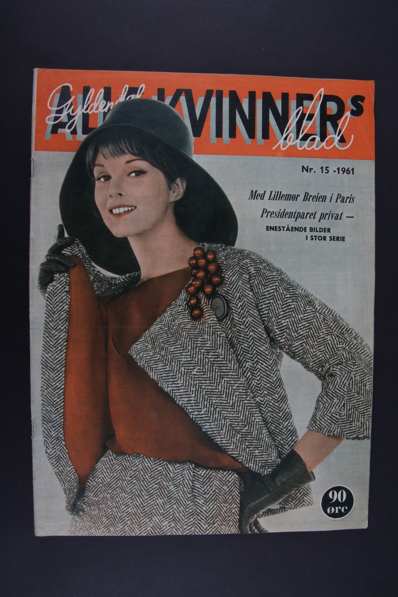 Magasin med rektangulær form som inneholder diverse artikler, tegneserier og reklame.