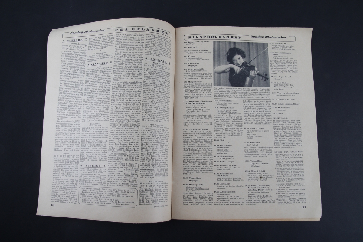 Magasin med rektangulær form som inneholder programoversikt for radiosendingene julen 1953