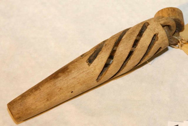 Sylindrisk og dreiet nøstepinne med krone og toppbue. Nøstepinne er dekorert med seks uthult spiraler.
Den delen der tråden ble nøstet er glatt. Brukt til å lage nøster.