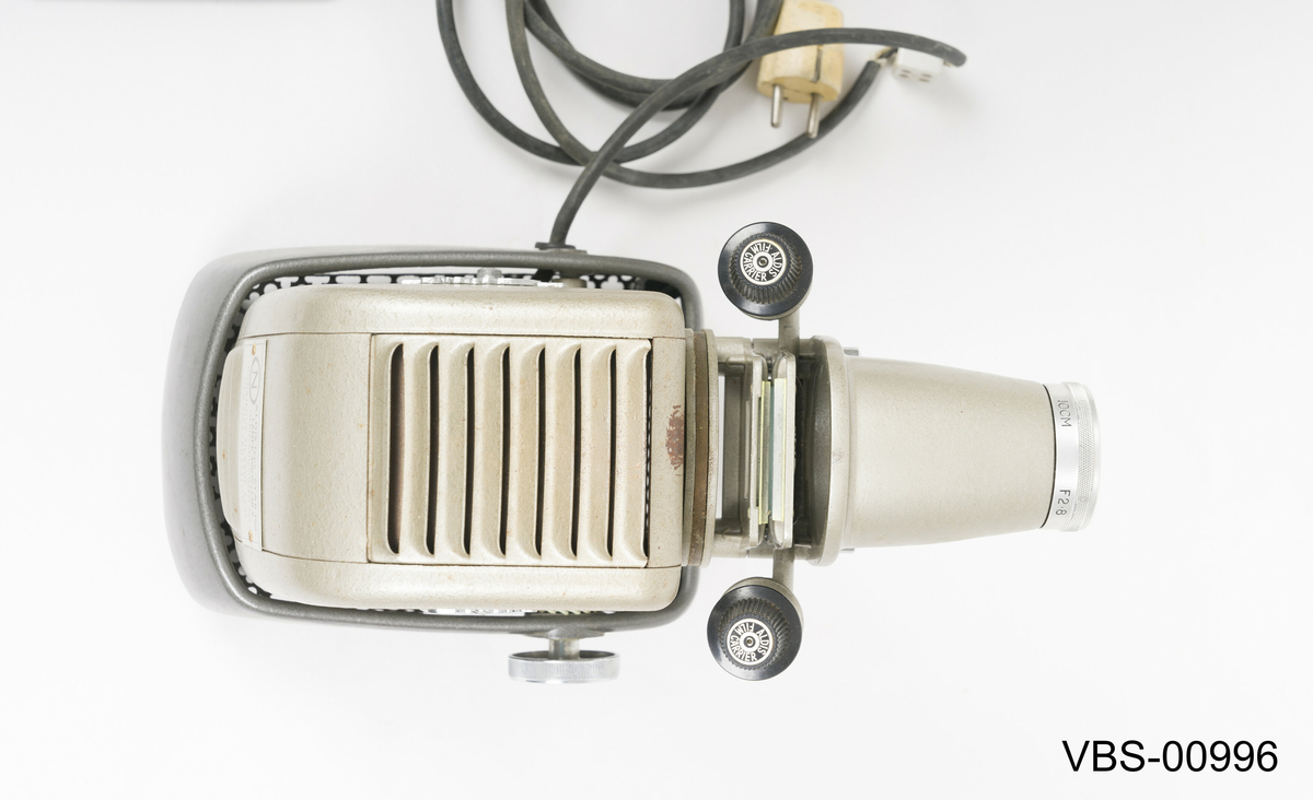 Fremviser Aldis, modell Star 300, i metall lakkert med sølvgrå farge. Objektiv med 10 cm linse og F 2.8.
Koffert i bronsefarge kartong (tekstil tekstur) med beige og hvitt stripete papirtrekk på innsiden. Håndtak i svart bakelitt og beslag i sølvfarget metall. Den har en liten intern papp skuff med trykklås som inneholder instruksjonspapirene av fremviser.