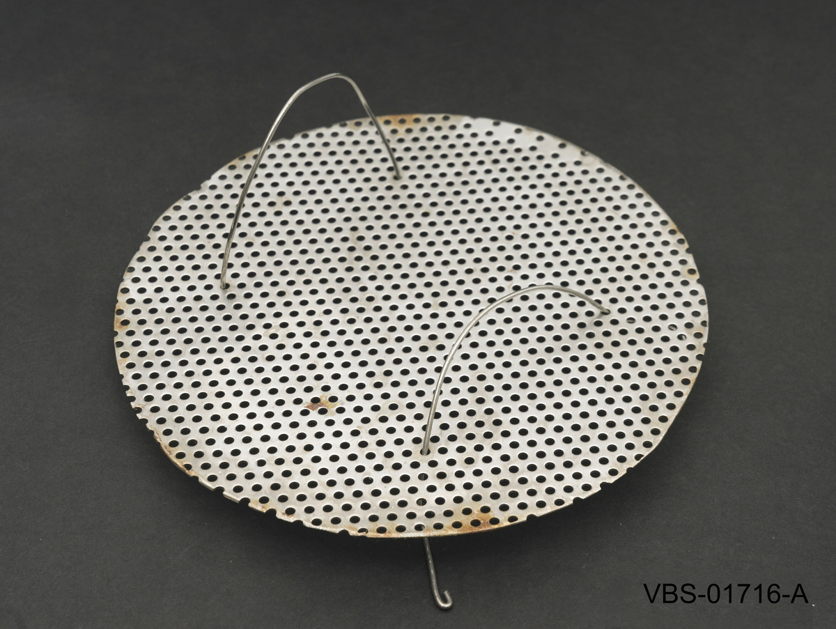 Sett med to perforerte aluminiumsrister, A og B.
Et av de to ristene har alle kantene brettet oppover, som om de danner en kurv.
Begge har to stykker av bøyd metalltråd som danner et håndtak.