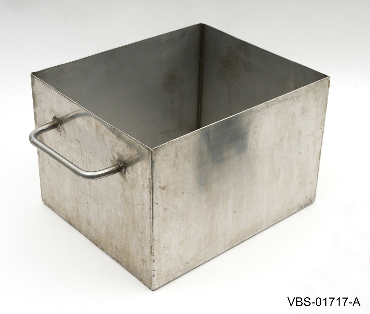 Aluminiums eske med, uten lokk, og to håndtak. Den inneholder et metallstativ med flere reagensrørholder eller glassrør.
Aluminiums eske (A), stål stativ (B) og glassrør (C) på bilder.

Glassrør settet består av: 
2 hvite glass prøverør (13x2cm diameter). Brukte.
3 grønne glassrør (20x1,5 cm diameter). Brukte.
5 hvite glassrør (28x1,5 cm diameter). Brukte.
3 hvite glassrør (50x1,5 cm diameter). Brukte.
4 nye hvite glassrør (28x1,5 cm diameter). Brukte.