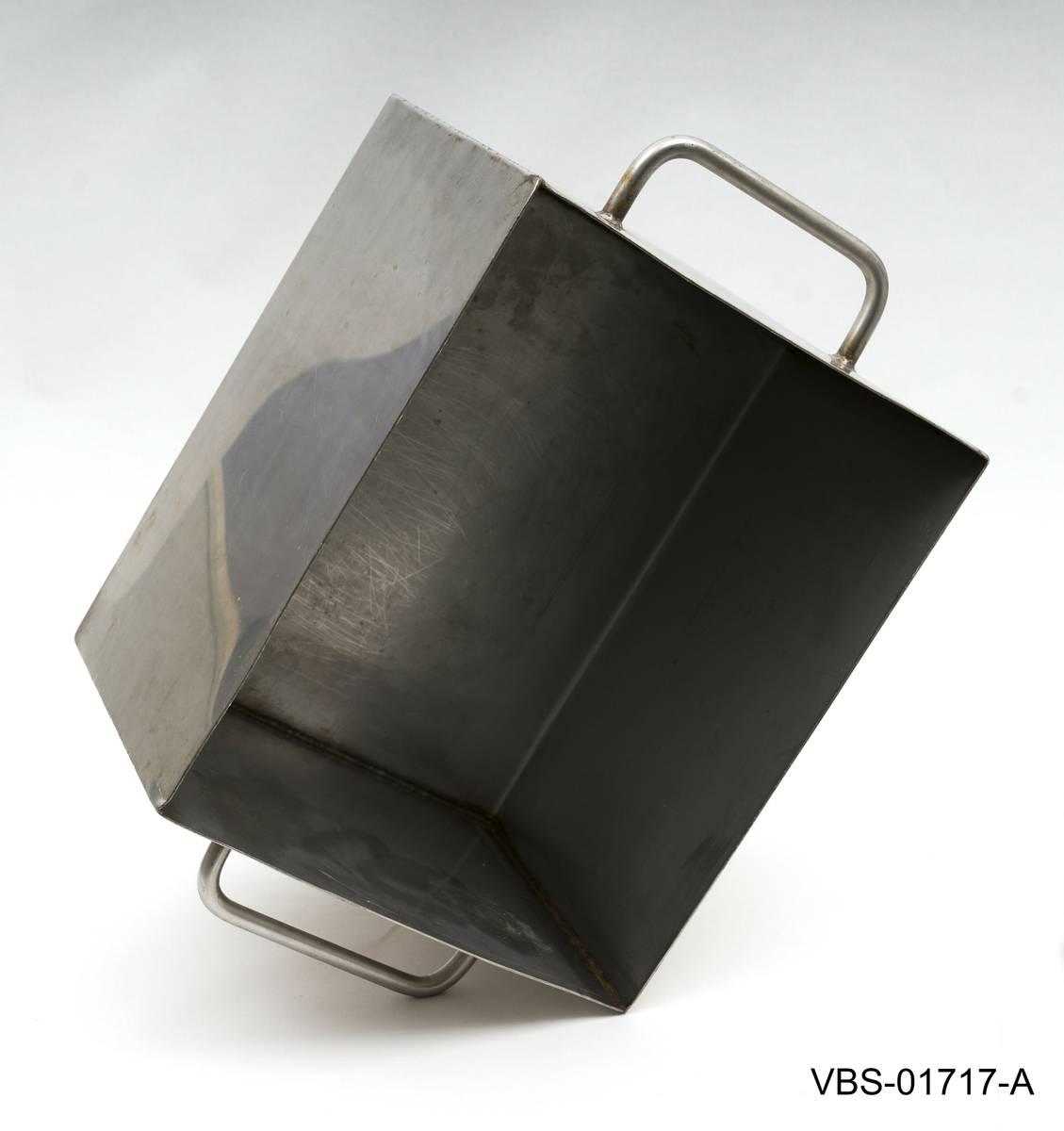 Aluminiums eske med, uten lokk, og to håndtak. Den inneholder et metallstativ med flere reagensrørholder eller glassrør.
Aluminiums eske (A), stål stativ (B) og glassrør (C) på bilder.

Glassrør settet består av: 
2 hvite glass prøverør (13x2cm diameter). Brukte.
3 grønne glassrør (20x1,5 cm diameter). Brukte.
5 hvite glassrør (28x1,5 cm diameter). Brukte.
3 hvite glassrør (50x1,5 cm diameter). Brukte.
4 nye hvite glassrør (28x1,5 cm diameter). Brukte.