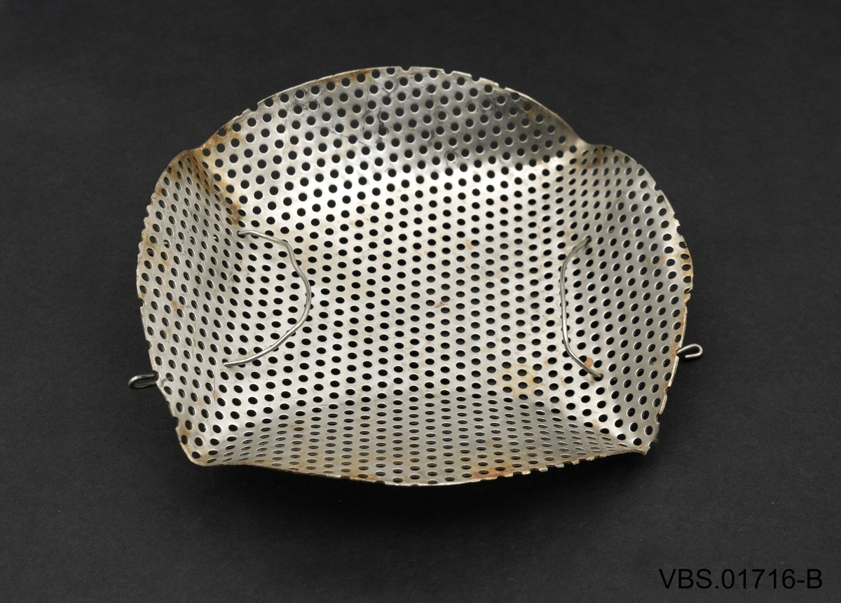 Sett med to perforerte aluminiumsrister, A og B.
Et av de to ristene har alle kantene brettet oppover, som om de danner en kurv.
Begge har to stykker av bøyd metalltråd som danner et håndtak.